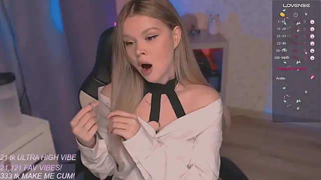 Snapshot of VeronaAura chatting on 10/06/25, 09:59 VeronaAura online show from 10/06/25, 09:59