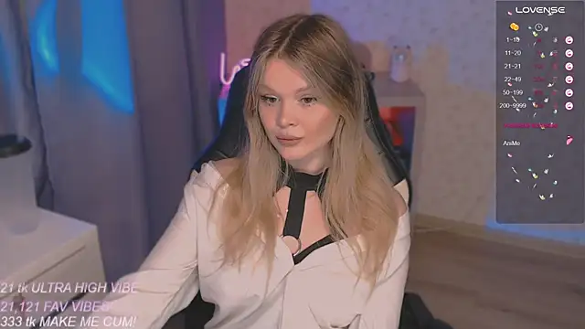 Snapshot of VeronaAura chatting on 10/02/25, 08:45 VeronaAura online show from 10/02/25, 08:45