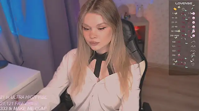 Snapshot of VeronaAura chatting on 09/22/25, 05:08 VeronaAura online show from 09/22/25, 05:08