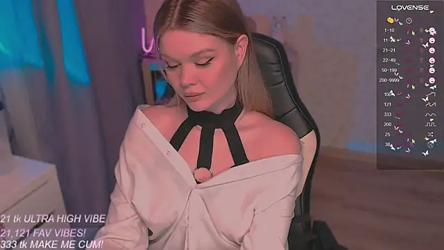 Snapshot of VeronaAura chatting on 10/10/25, 09:37 VeronaAura online show from 10/10/25, 09:37