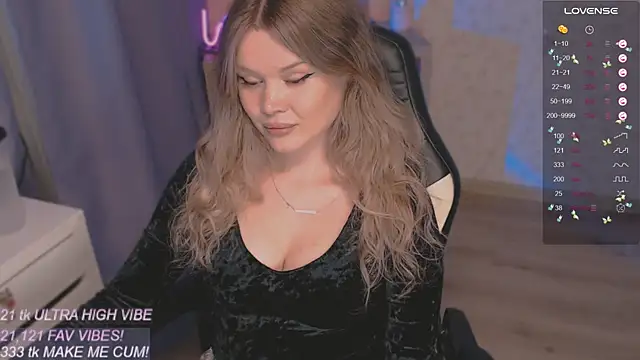 Snapshot of VeronaAura chatting on 10/12/25, 10:33 VeronaAura online show from 10/12/25, 10:33