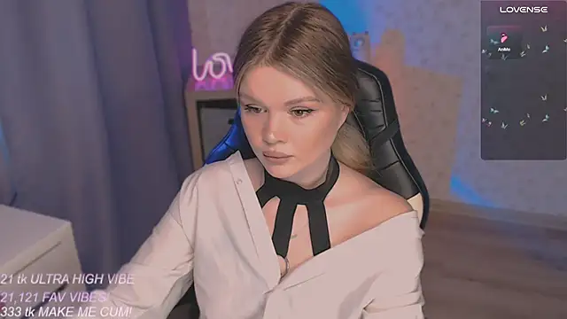 Snapshot of VeronaAura chatting on 09/30/25, 01:50 VeronaAura online show from 09/30/25, 01:50