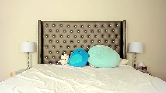 NadiaLyla online show from 12/20/25, 04:26