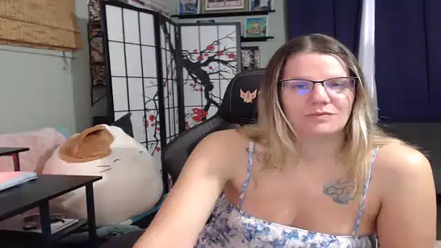 Snapshot of Sarahtineke chatting on 11/10/25, 02:33 Sarahtineke online show from 11/10/25, 02:33