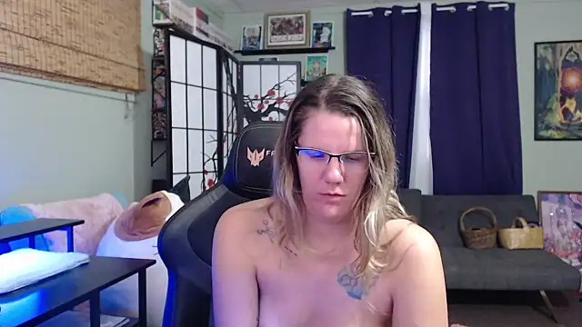 Snapshot of Sarahtineke chatting on 11/25/25, 04:07 Sarahtineke online show from 11/25/25, 04:07