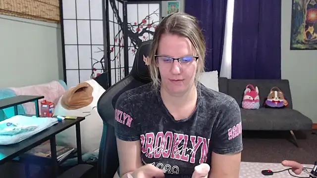 Snapshot of Sarahtineke chatting on 10/22/25, 05:12 Sarahtineke online show from 10/22/25, 05:12