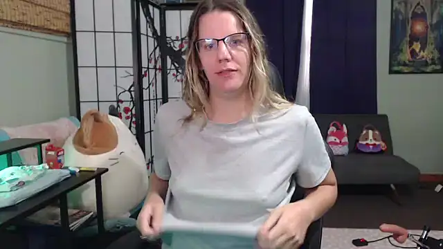 Snapshot of Sarahtineke chatting on 10/20/25, 02:06 Sarahtineke online show from 10/20/25, 02:06