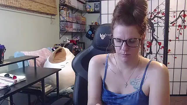 Sarahtineke online show from 06/11/26, 07:11