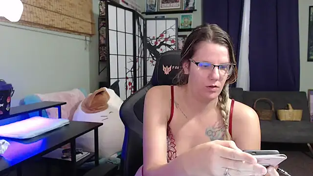 Snapshot of Sarahtineke chatting on 11/19/25, 05:35 Sarahtineke online show from 11/19/25, 05:35