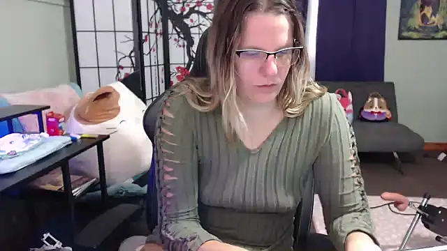 Snapshot of Sarahtineke chatting on 10/21/25, 03:11 Sarahtineke online show from 10/21/25, 03:11