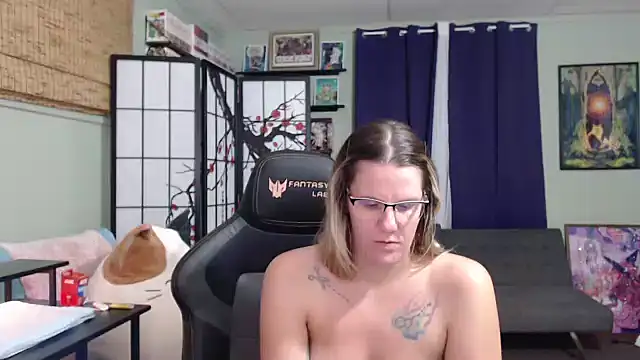 Snapshot of Sarahtineke chatting on 10/30/25, 11:23 Sarahtineke online show from 10/30/25, 11:23