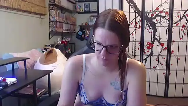 Sarahtineke online show from 05/17/26, 06:41