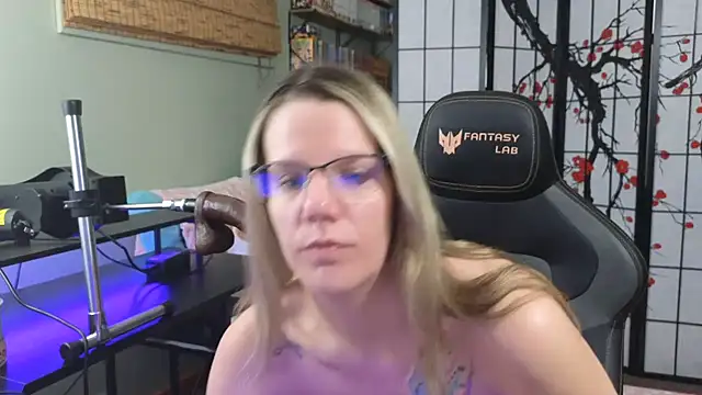 Snapshot of Sarahtineke chatting on 12/13/24, 06:16 Sarahtineke online show from 12/13/24, 06:16