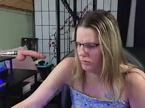 Snapshot of Sarahtineke chatting on 01/10/25, 05:05 Sarahtineke online show from 01/10/25, 05:05
