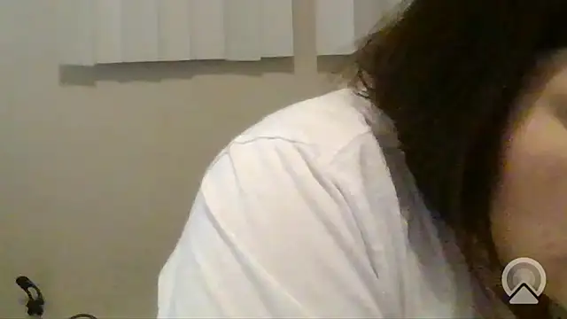 Snapshot of BeckiTooSweet chatting on 10/18/25, 02:13 BeckiTooSweet online show from 10/18/25, 02:13