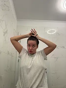 deliaroyal online show from 10/28/25, 03:33