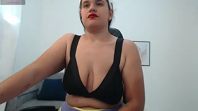 Snapshot of natalia_curvy1 chatting on 11/05/25, 05:38 natalia curvy1 online show from 11/05/25, 05:38