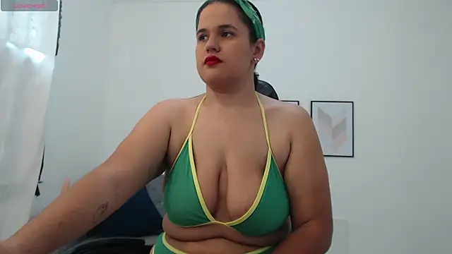 Snapshot of natalia_curvy1 chatting on 09/26/25, 06:04 natalia curvy1 online show from 09/26/25, 06:04