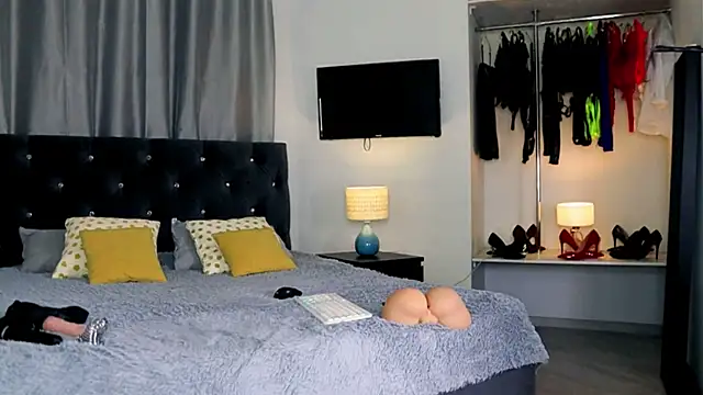 InvitingTina online show from 11/11/25, 03:12