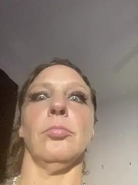 Everlyrose27 online show from 12/18/24, 03:37