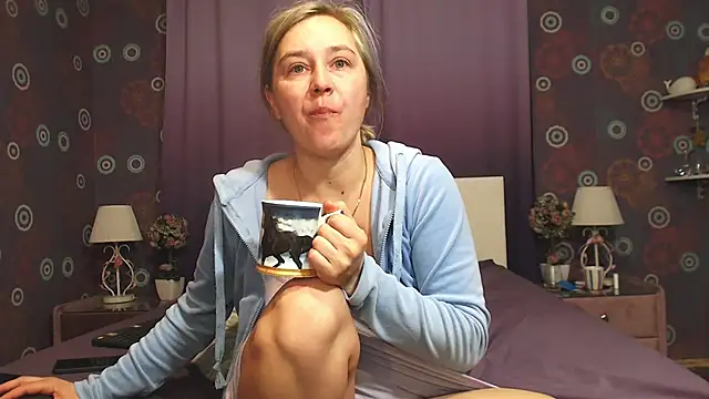 Snapshot of SquirtyAlice chatting on 03/17/25, 03:47 SquirtyAlice online show from 03/17/25, 03:47