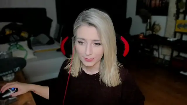 Lisaonthemoon online show from 10/15/25, 04:04