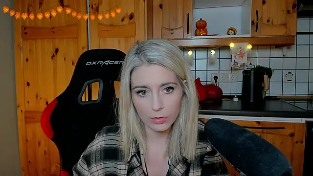 Lisaonthemoon online show from 10/25/25, 07:36