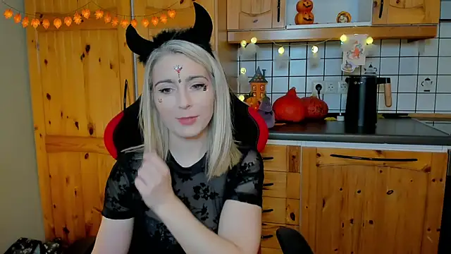 Lisaonthemoon online show from 10/26/25, 08:31