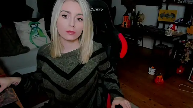 Lisaonthemoon online show from 10/22/25, 05:56