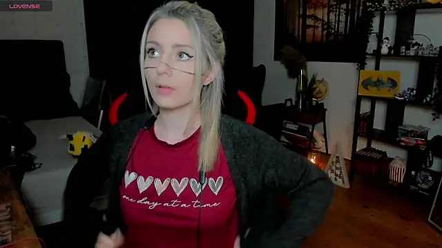 Lisaonthemoon online show from 11/30/25, 08:20