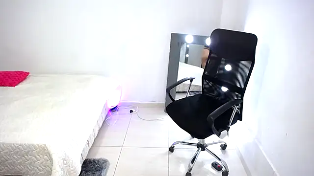 Nahomi Wild online show from 12/16/25, 08:46