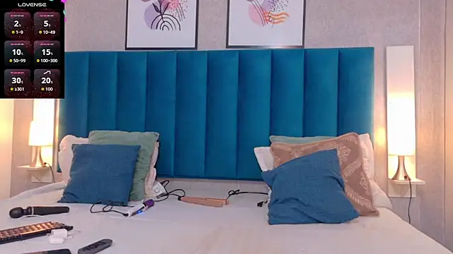 CheneellLorens online show from 11/01/25, 07:41