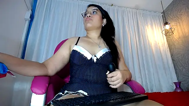 Snapshot of KEYRA-MILLER- chatting on 03/10/25, 07:44 KEYRA-MILLER- online show from 03/10/25, 07:44