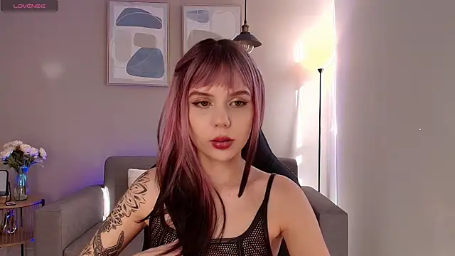 Snapshot of MirandaShaw chatting on 09/19/25, 08:46 MirandaShaw online show from 09/19/25, 08:46