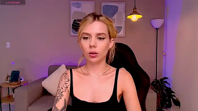 Snapshot of MirandaShaw chatting on 01/13/25, 11:49 MirandaShaw online show from 01/13/25, 11:49