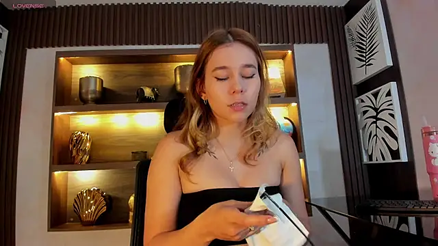 Snapshot of Lezy_ chatting on 04/05/26, 07:42 Lezy online show from 04/05/26, 07:42