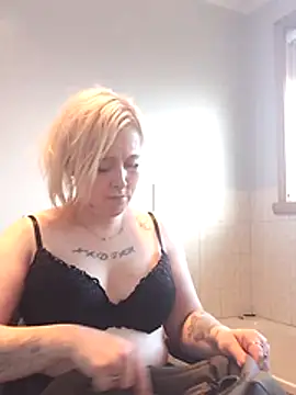 Snapshot of mollymay69 chatting on 12/17/25, 07:02 mollymay69 online show from 12/17/25, 07:02
