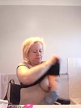 Snapshot of mollymay69 chatting on 01/12/26, 01:56 mollymay69 online show from 01/12/26, 01:56