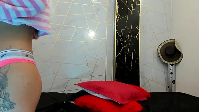 Snapshot of Cloeandtyfanny chatting on 10/12/25, 03:08 Cloeandtyfanny online show from 10/12/25, 03:08
