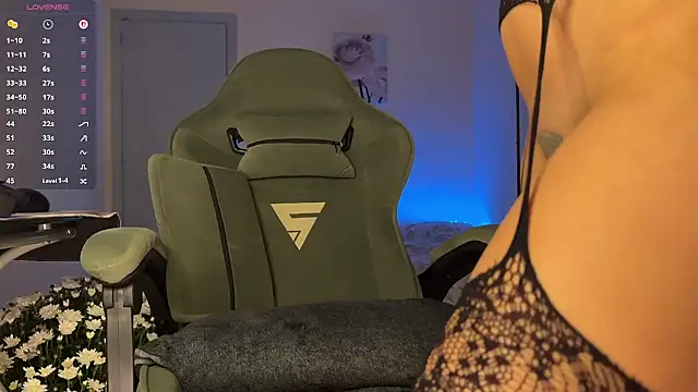 Snapshot of Naughty_Mari chatting on 10/26/25, 10:59 Naughty Mari online show from 10/26/25, 10:59