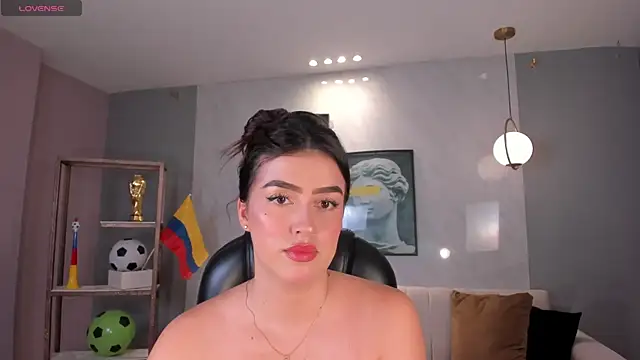 Snapshot of PaulinaSantos_ chatting on 06/19/26, 07:52 PaulinaSantos online show from 06/19/26, 07:52