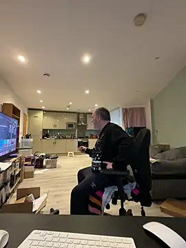 Snapshot of LondonTeffy chatting on 12/23/25, 10:47 LondonTeffy online show from 12/23/25, 10:47