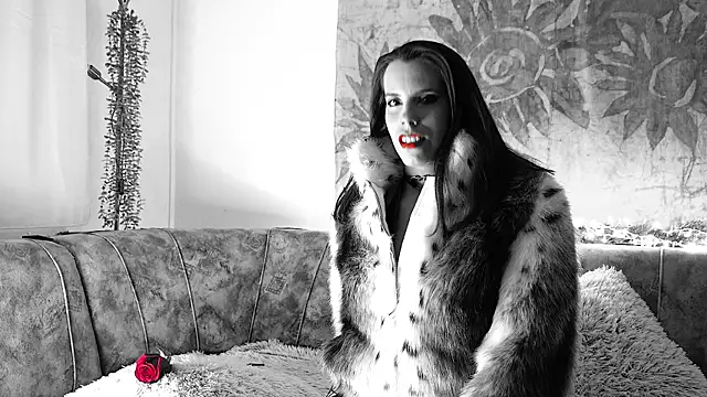 Lora Chanel online show from 12/18/25, 08:12