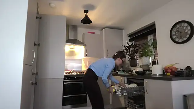 Snapshot of SweetMonicaUK chatting on 10/23/25, 08:24 SweetMonicaUK online show from 10/23/25, 08:24