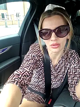 Snapshot of SweetMonicaUK chatting on 11/04/25, 12:20 SweetMonicaUK online show from 11/04/25, 12:20