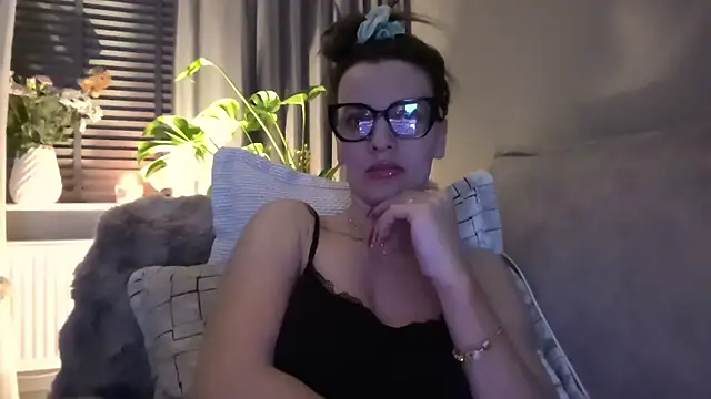 SweetMonicaUK online show from 03/21/26, 09:51