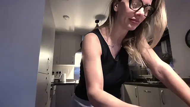 SweetMonicaUK online show from 02/06/26, 09:49