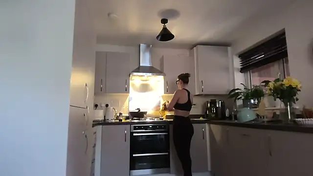 SweetMonicaUK online show from 04/15/26, 08:31