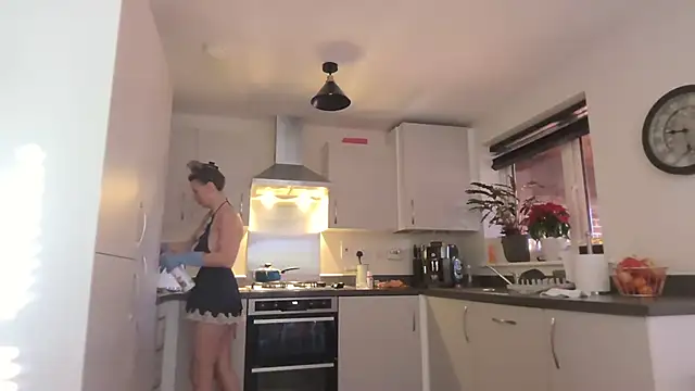 Snapshot of SweetMonicaUK chatting on 11/21/25, 09:30 SweetMonicaUK online show from 11/21/25, 09:30