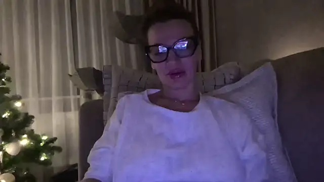 Snapshot of SweetMonicaUK chatting on 12/15/25, 10:48 SweetMonicaUK online show from 12/15/25, 10:48